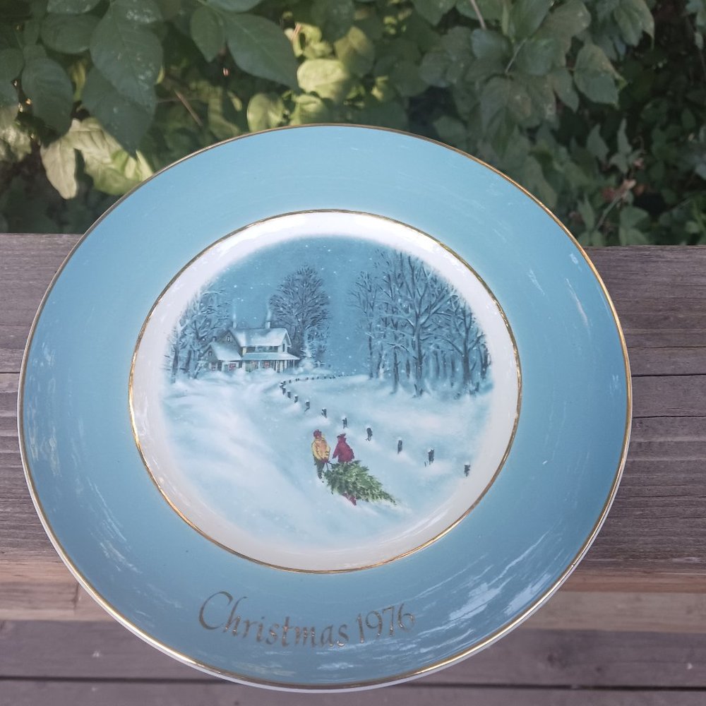 1976 Vintage Avon Christmas plate wall decoration holiday decoration